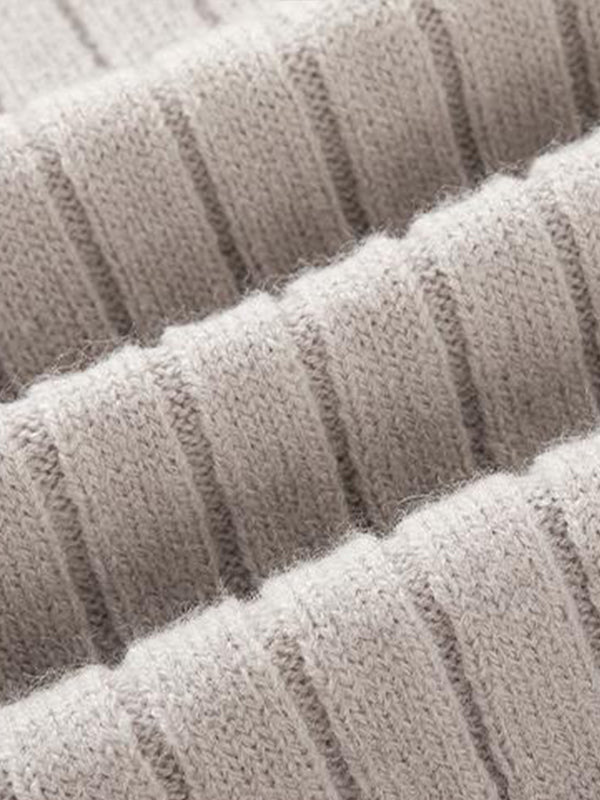 Herrenpullover mit Zopfmuster und Reißverschluss und Stehkragen