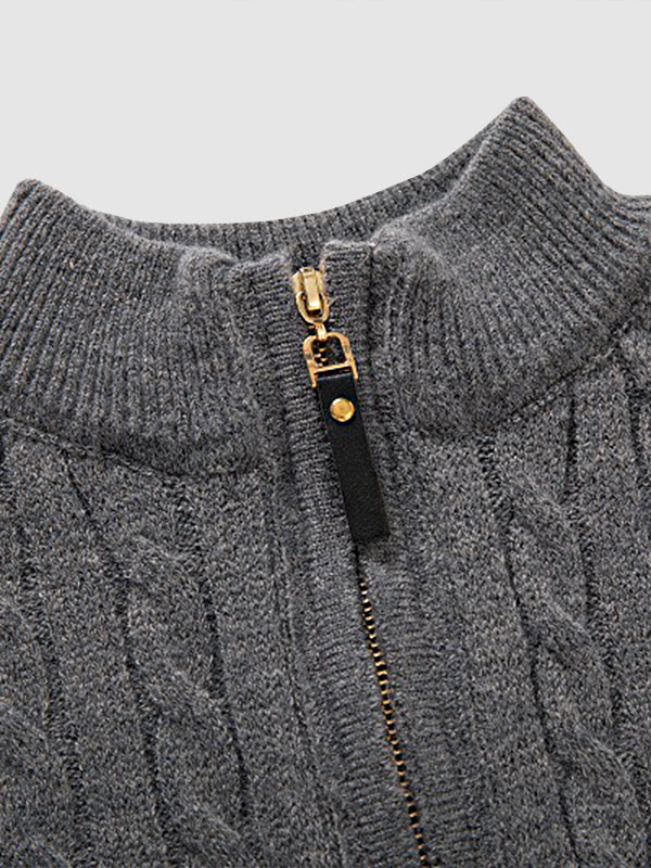 Lässiger Herrenpullover mit Zopfmuster, halbem Reißverschluss und Stehkragen