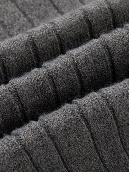 Lässiger Herrenpullover mit Zopfmuster, halbem Reißverschluss und Stehkragen