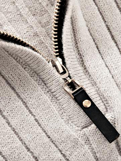 Herrenpullover mit Zopfmuster und Reißverschluss und Stehkragen
